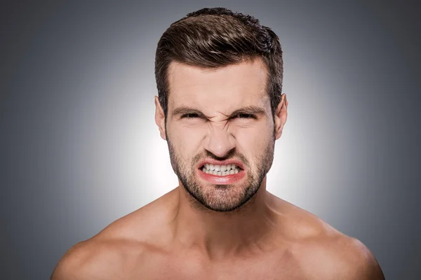 Dühös fiatal félmeztelen férfi — Stock Fotó