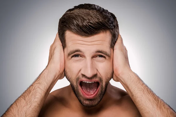 Frustrated young shirtless man shouting — Stockfoto