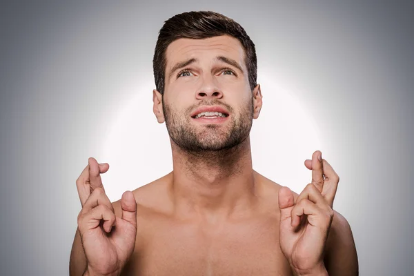 Hombre sin camisa manteniendo los dedos cruzados — Foto de Stock