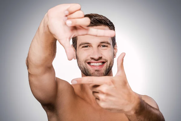 Shirtless man gesturing finger frame — Zdjęcie stockowe