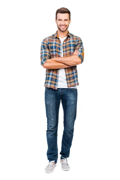 Sonriente hombre manteniendo los brazos cruzados — Foto de Stock