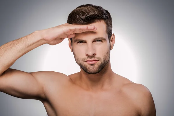 Hombre sin camisa sosteniendo la mano cerca de la frente — Foto de Stock