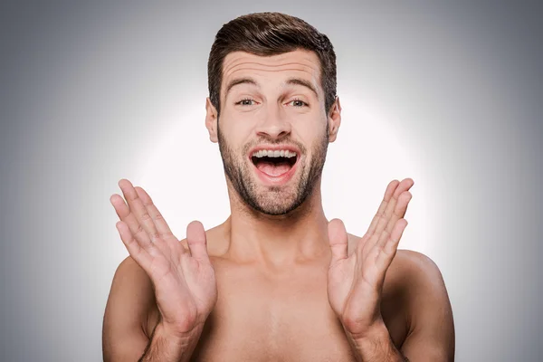 Feliz joven sin camisa hombre — Foto de Stock