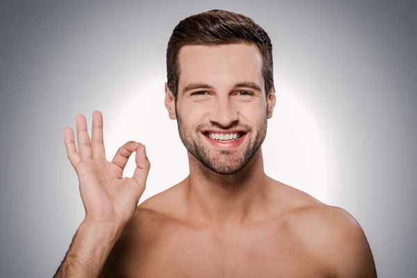 Uomo senza maglietta gesticolando segno OK — Foto Stock