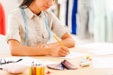 kadın onun çalışma evinde çizim