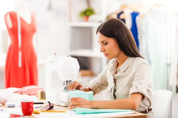 Mujer cosiendo sentado en su lugar de trabajo —  Fotos de Stock