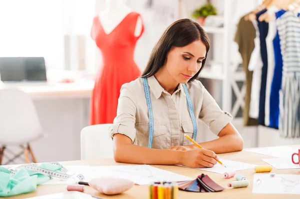 Frau zeichnet in Modewerkstatt — Stockfoto