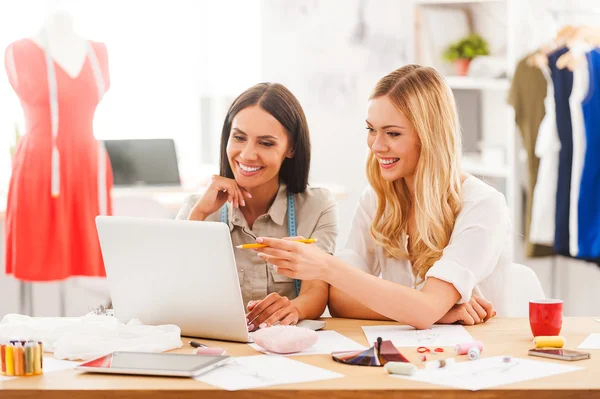 Vrouwen werken in hun werkplaats mode — Stockfoto