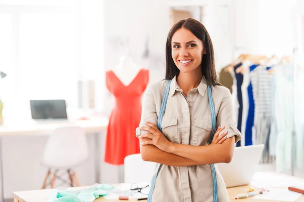 Frau steht in Modewerkstatt — Stockfoto