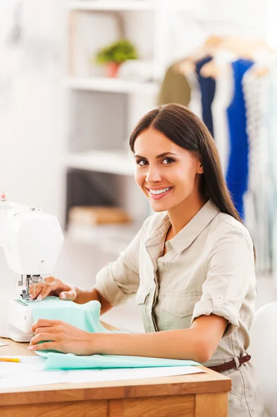 Mulher costura na oficina de moda — Fotografia de Stock