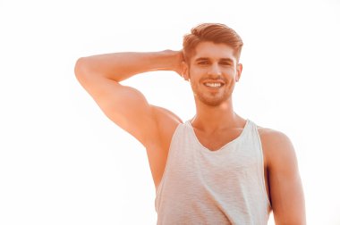 kaslı adam gökyüzü karşı ayakta