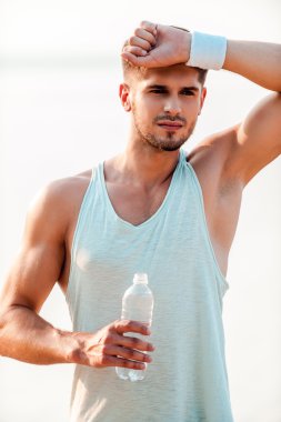 kaslı adam holding şişe