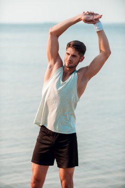 kaslı adam nehir kıyısındaki eğitim