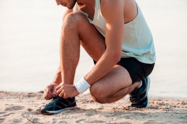 erkek spor ayakkabı ayakkabı bağcığı bağlama