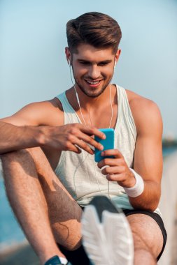 adam Mp3 oyuncu arıyorsunuz kulaklık