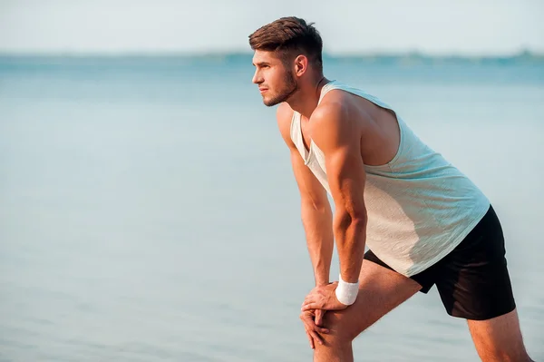 Hombre preparando su cuerpo antes de correr — Foto de Stock