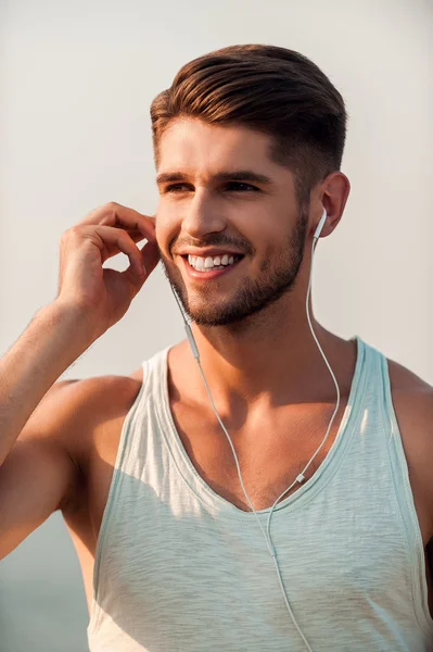 Hombre musculoso en auriculares —  Fotos de Stock