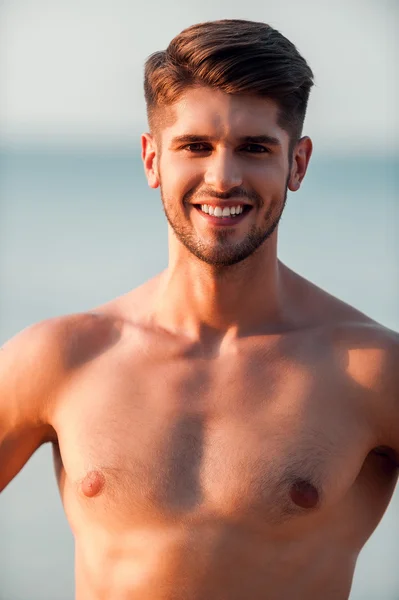 Alegre jovem muscular homem — Fotografia de Stock