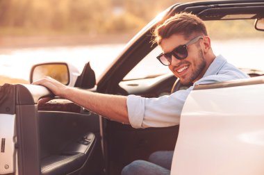 onun beyaz Cabrio içinde oturan adam