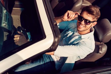 adam gözlük Cabrio sürüş sırasında ayarlama