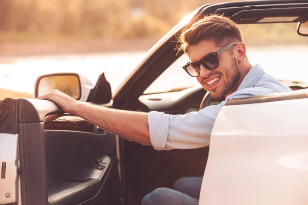 Homme assis à l'intérieur de son cabriolet blanc — Photo