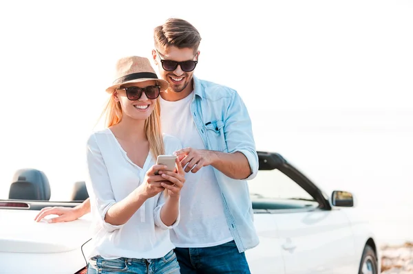 Couple looking at mobile phone — Stock Photo, Image