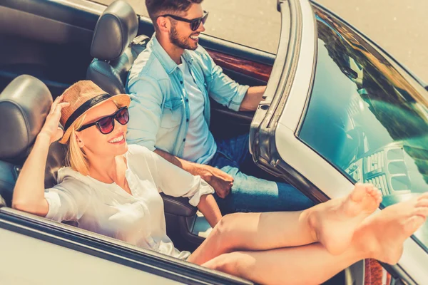 Vrouw en haar vriendje rijden hun cabriolet — Stockfoto