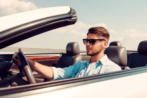 Hombre conduciendo su convertible blanco —  Fotos de Stock