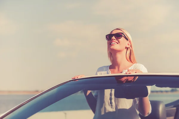 Frau in Brille genießt Roadtrip — Stockfoto