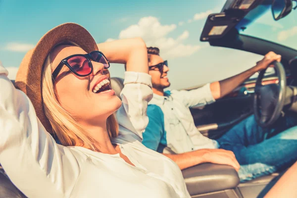 Vrouw en haar vriendje in cabriolet — Stockfoto