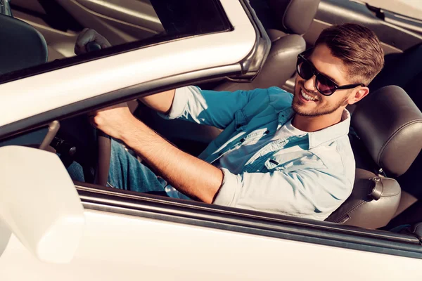 Mann fährt sein weißes Cabrio — Stockfoto