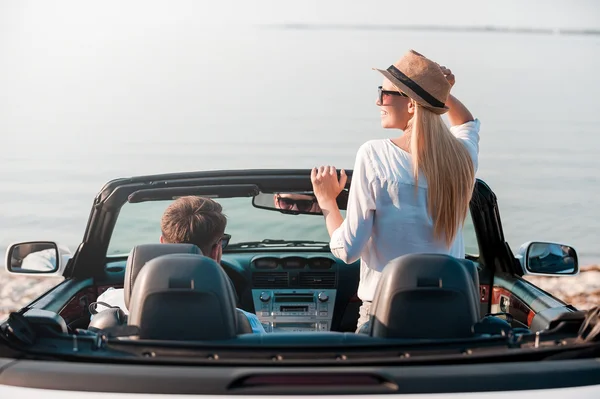 Mujer y su novio disfrutando de paisajes en convertible —  Fotos de Stock