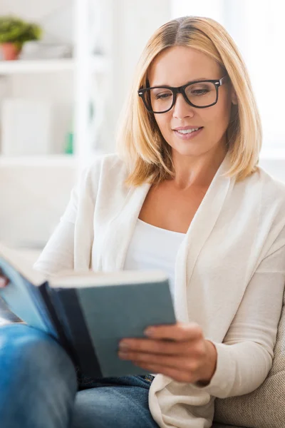 Frau in Brille liest Buch — Stockfoto