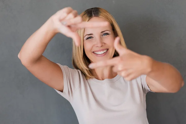 Vrouw gebaren vinger frame — Stockfoto