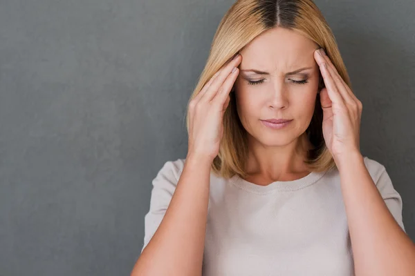 Depressive reife Frau berührt Stirn — Stockfoto