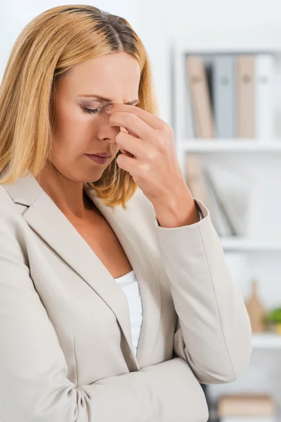 Deprimida madura mujer de negocios — Foto de Stock