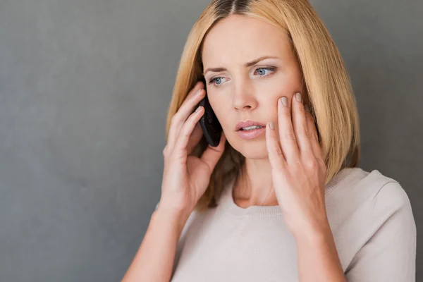 Frustrerade kvinnan talar i mobiltelefon — Stockfoto
