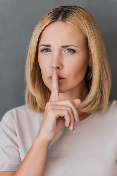 Woman holding finger on lips — Stock Photo, Image