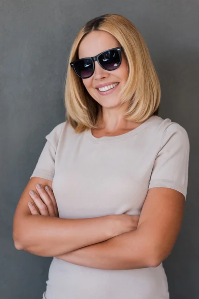 Happy woman keeping arms crossed — Stock Photo, Image