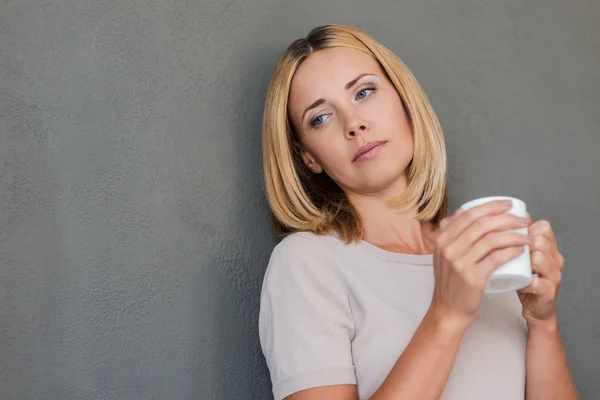 Pensiva donna matura in possesso di tazza — Foto Stock