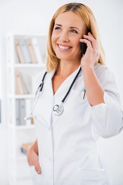 Doctor in talking on  mobile phone — Stock Photo, Image