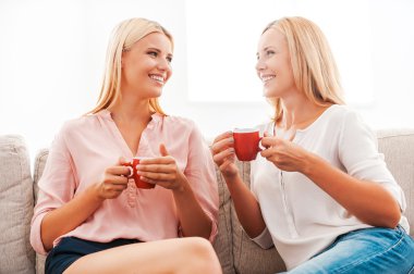 Anne ve kızı kahve holding