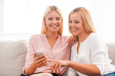 Anne ile kızı holding cep telefonu