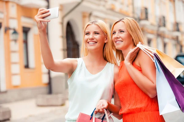 Γυναίκα και η μητέρα κάνοντας selfie — Φωτογραφία Αρχείου