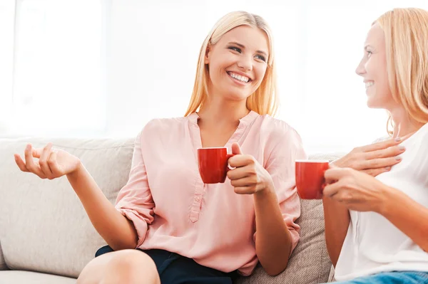 Woman and her mother drinking coffee — Stock Photo, Image