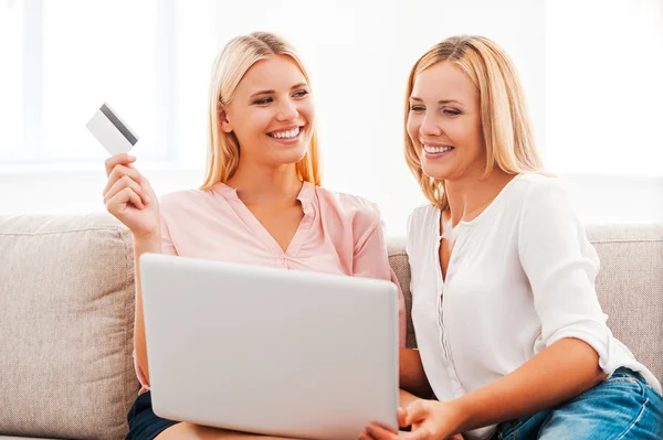 Woman and her mother shopping through Internet — Stock Photo, Image