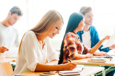 sınıfta not defterinde yazılı kadın