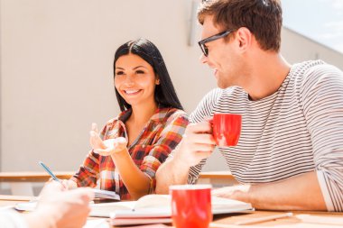 ahşap masa arkadaşları ile oturan kadın