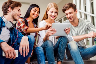 Genç insanlar dijital tablet vasıl arıyorum