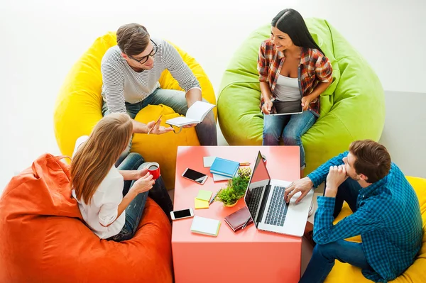 Junge Menschen arbeiten zusammen — Stockfoto